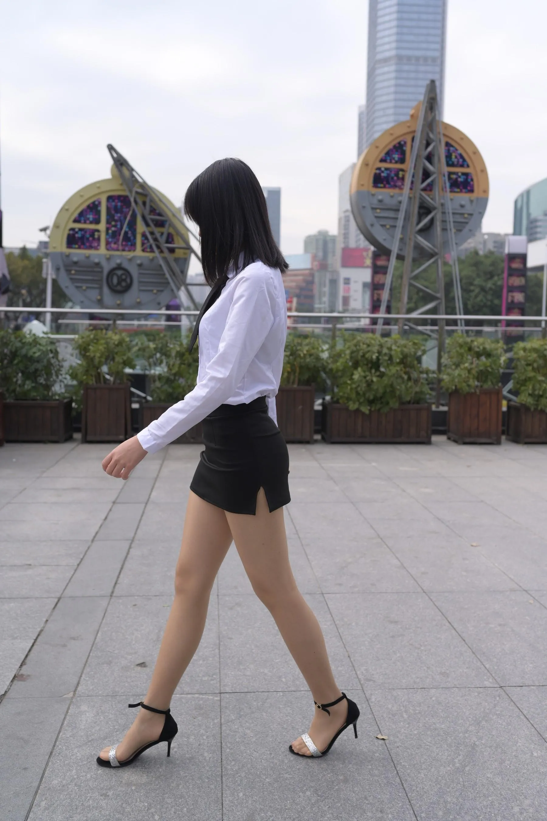 [魔镜街拍] NO.084 程生街拍-商城推销美女长腿肉丝制服 [456P]插图3